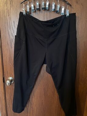 Xersion Black High-Waist Capri Leggings with Side Pockets